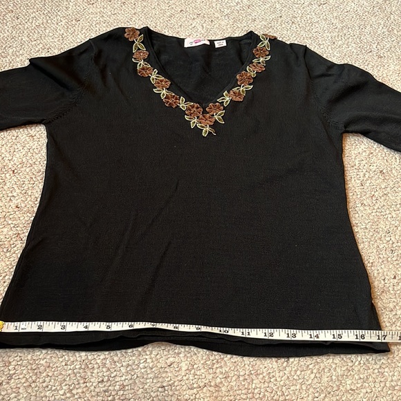 Black sweater with 3-D floral embellishments M - Picture 10 of 11